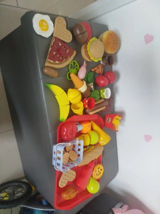 Cocinita de juguete de madera y accesorios varios