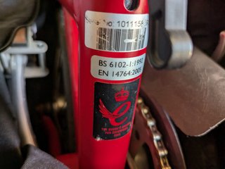 Bicicleta Brompton plegable roja con bolsa y funda