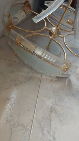 Lámpara de salón dorada y transparente