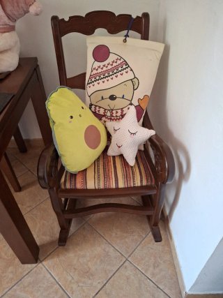 Mecedora de madera con cojines