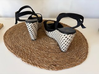 Cuña Cuplé Negra y Beige