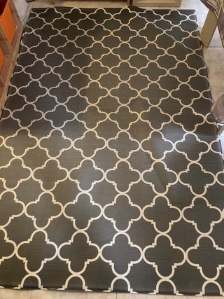 Alfombra infantil gris con diseño de tréboles