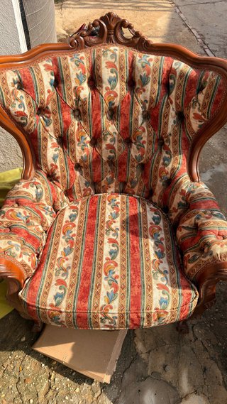Sofá de madera y tela con diseño clásico