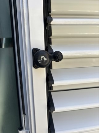 Puerta doble con lamas blancas