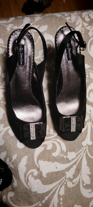 Zapatos de tacón negros de satén