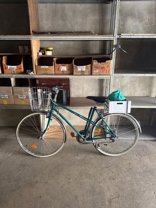 Bicicleta clásica verde con cesta