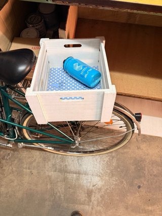 Bicicleta clásica verde con cesta