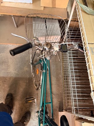 Bicicleta clásica verde con cesta