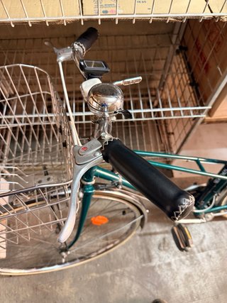 Bicicleta clásica verde con cesta