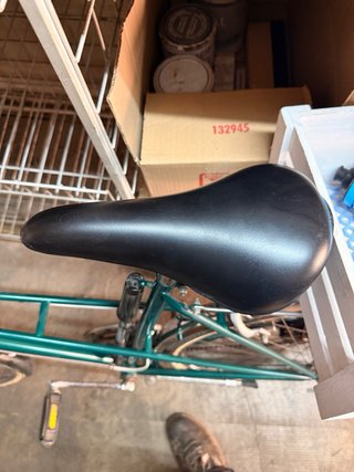 Bicicleta clásica verde con cesta