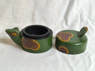 Caja de madera tallada rana