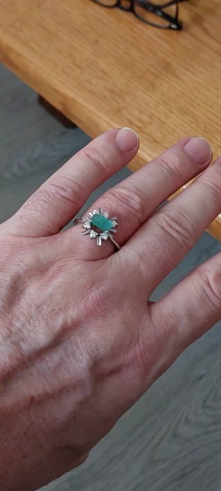 Anillo Oro Blanco 18k Esmeralda y Diamantes