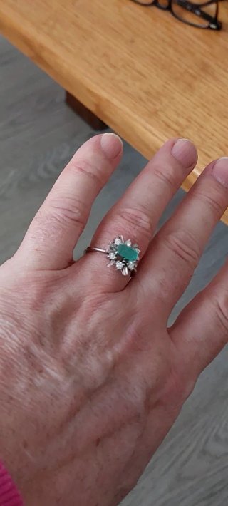 Anillo Oro Blanco 18k Esmeralda y Diamantes