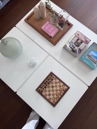 Tavolo da salotto bianco con spazio di archiviazione e ruote