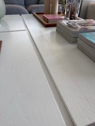 Tavolo da salotto bianco con spazio di archiviazione e ruote