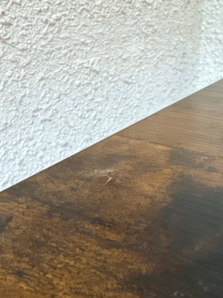 Escritorio pequeño de madera con enchufes
