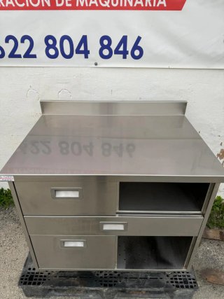 Mueble de acero inoxidable con cajones