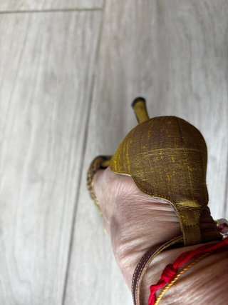 Zapatos de tacón Gino Vaello dorados y verdes