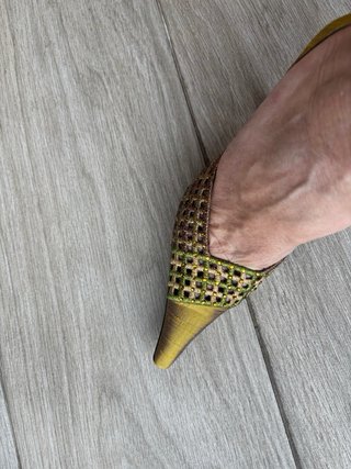 Zapatos de tacón Gino Vaello dorados y verdes