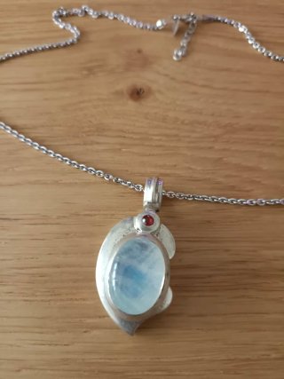 Colgante y cadena de plata con piedra lunar y gran