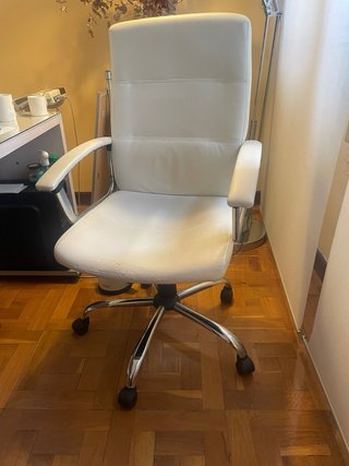 Silla de oficina blanca