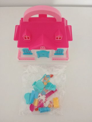 Casa delle bambole e accessori