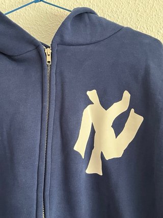 Sudadera azul con cremallera y logo Unisex