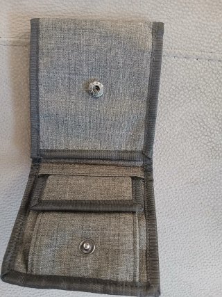 Monedero gris con bordados de colores