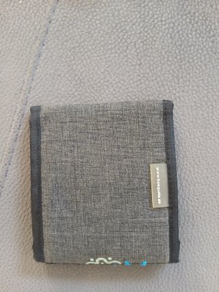 Monedero gris con bordados de colores