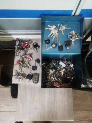 Caja de metal con llaves