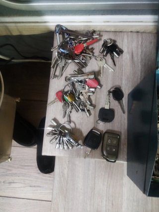 Caja de metal con llaves