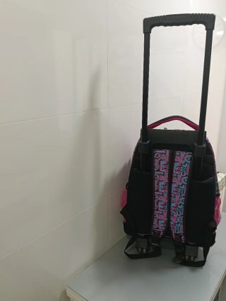 Mochila con ruedas y diseño de corazones