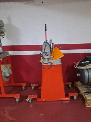 Tronzadora de metal con base