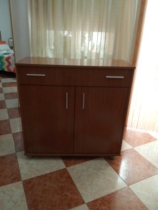 Mueble de madera marrón