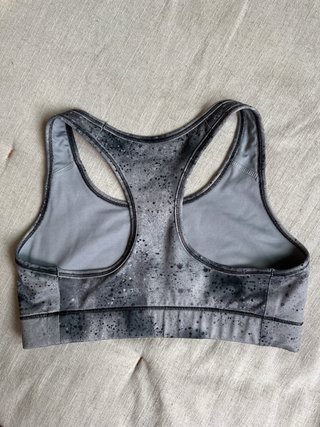 Top deportivo Nike gris estampado, talla S