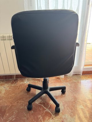 Silla de oficina negra
