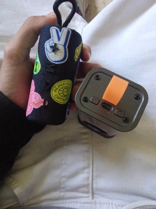 Altavoz Bluetooth con diseño de pegatinas