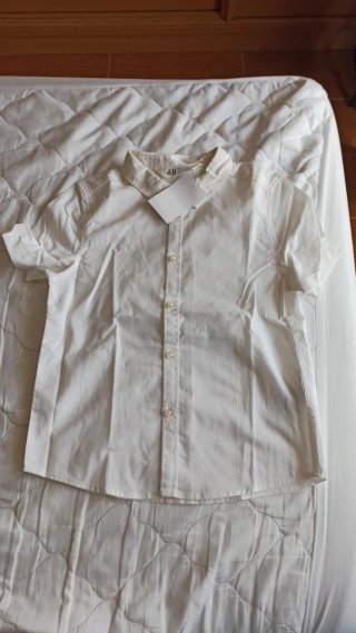 Pantalones cortos y camisa de niño sin estrenar