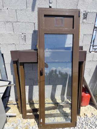 Ventanas y puertas de aluminio marrones