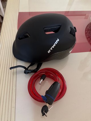 Bicicleta plegable compacta con cadena y casco