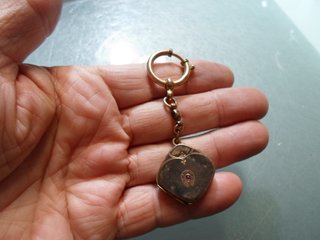 Colgante camafeo chapado en oro con rubí