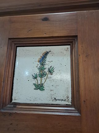 Alacena de madera con azulejos decorativos