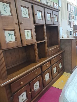 Alacena de madera con azulejos decorativos