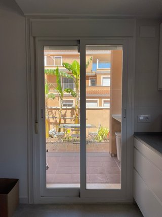 Puerta corredera aluminio blanca con persiana