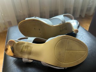 Tacones plateados brillantes