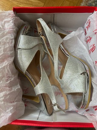 Tacones plateados brillantes