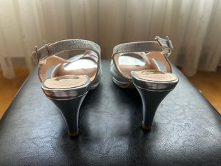 Tacones plateados brillantes