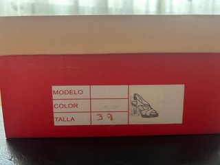 Tacones plateados brillantes