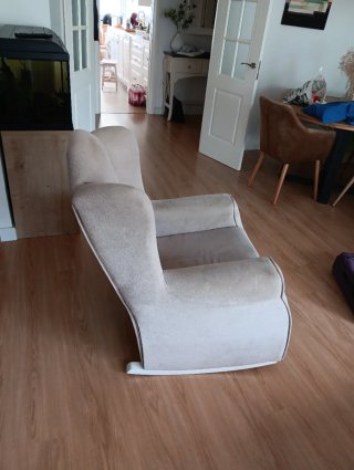 Sillón mecedora beige ante