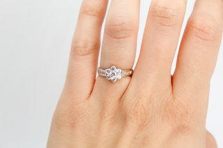 Anillo De Oro Blanco De 18K.. Ref: 044-01-01359